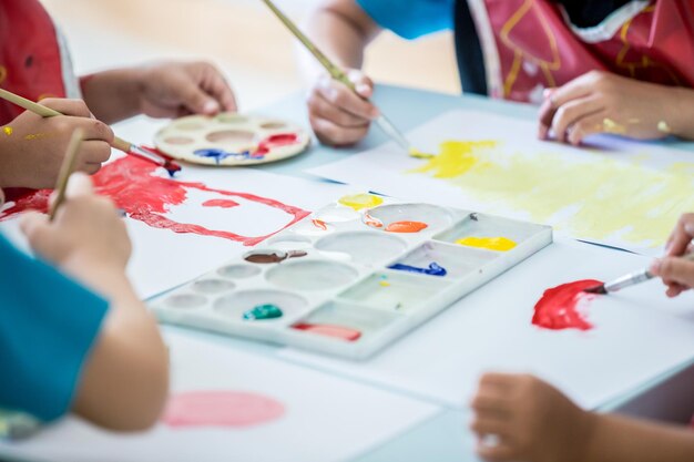 Foto hooghoekbeeld van papier in de hand op tafel