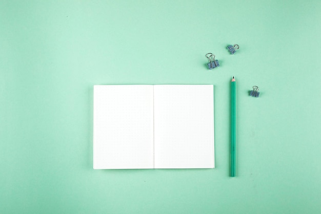 Hooghoekbeeld van papier op tafel tegen de muur