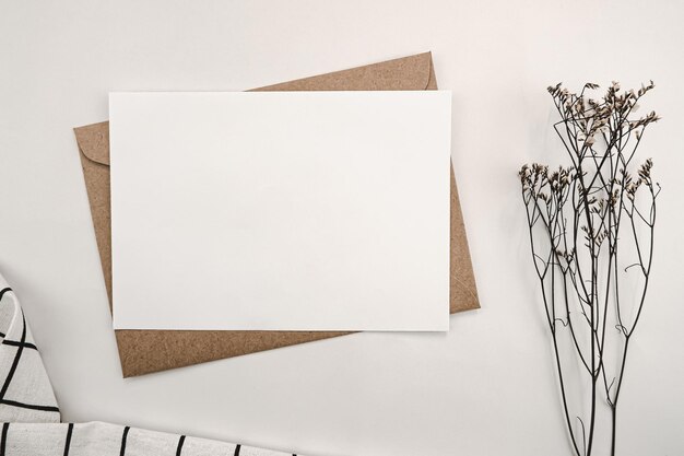 Foto hooghoekbeeld van papier op tafel tegen een witte achtergrond