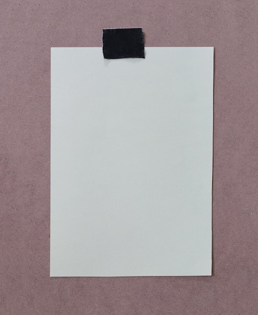 Hooghoekbeeld van papier op tafel tegen een witte achtergrond