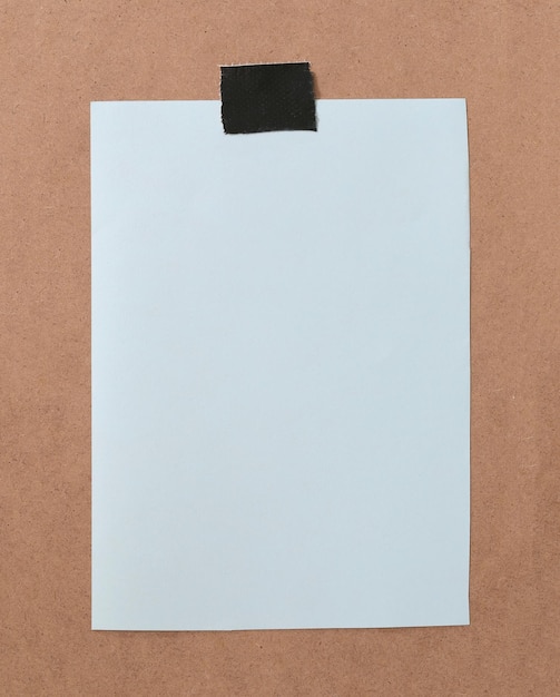 Hooghoekbeeld van papier op tafel tegen een witte achtergrond