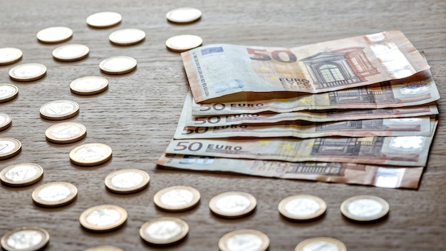Foto hooghoekbeeld van papiergeld en munten op tafel
