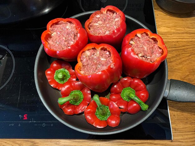 Foto hooghoekbeeld van paprika in een container op tafel