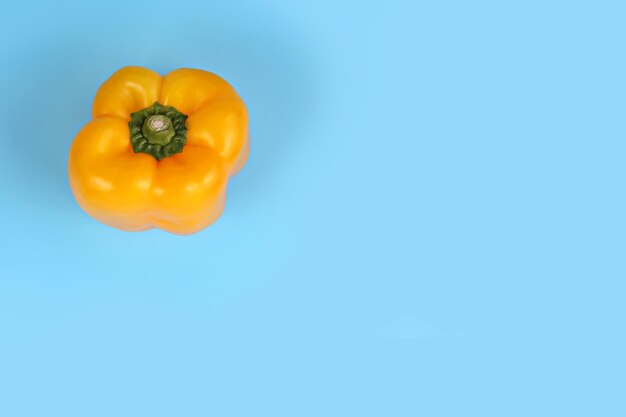 Hooghoekbeeld van paprika op blauwe achtergrond