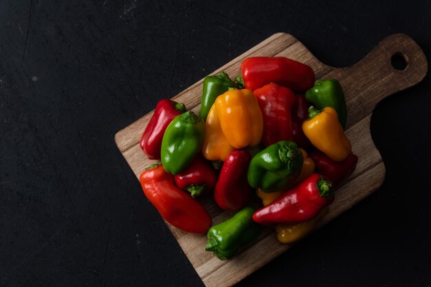 Foto hooghoekbeeld van paprika's en groenten op tafel