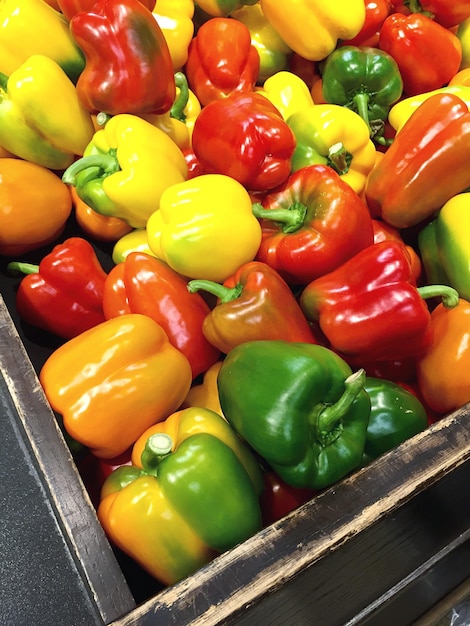 Hooghoekbeeld van paprika's in een kist in de winkel.