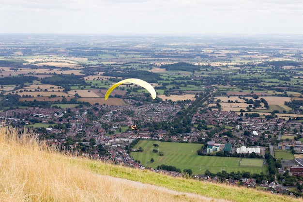 Foto hooghoekbeeld van paraglider