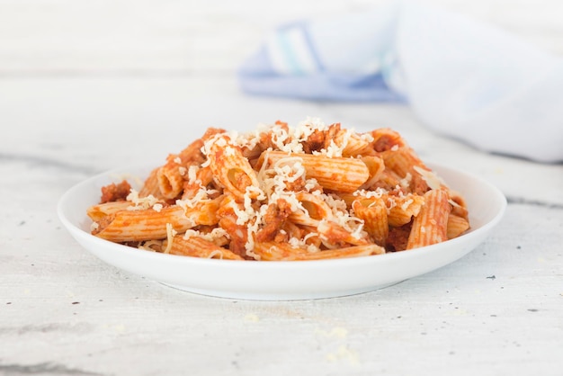 Foto hooghoekbeeld van pasta in een bord op tafel