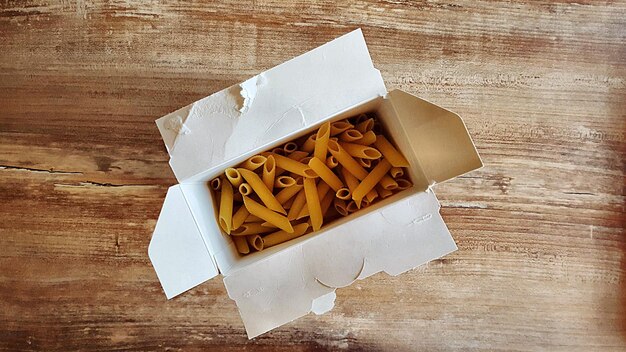 Foto hooghoekbeeld van pasta in een doos op tafel