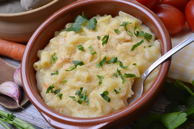 Hooghoekbeeld van pasta in een schaal op tafel