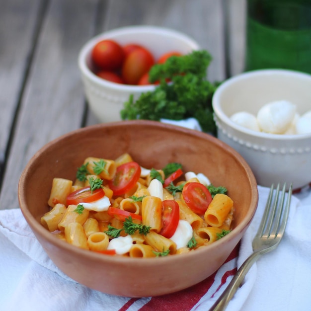 Hooghoekbeeld van pasta in een schaal op tafel