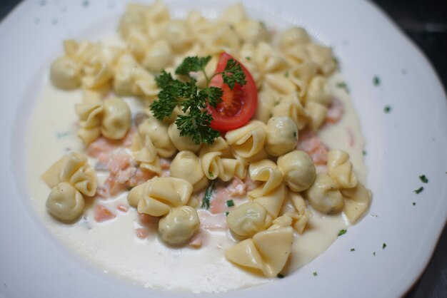 Foto hooghoekbeeld van pasta op een bord