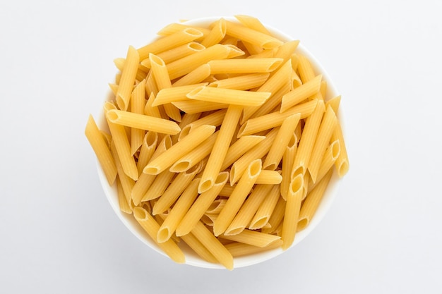 Hooghoekbeeld van pasta tegen een witte achtergrond