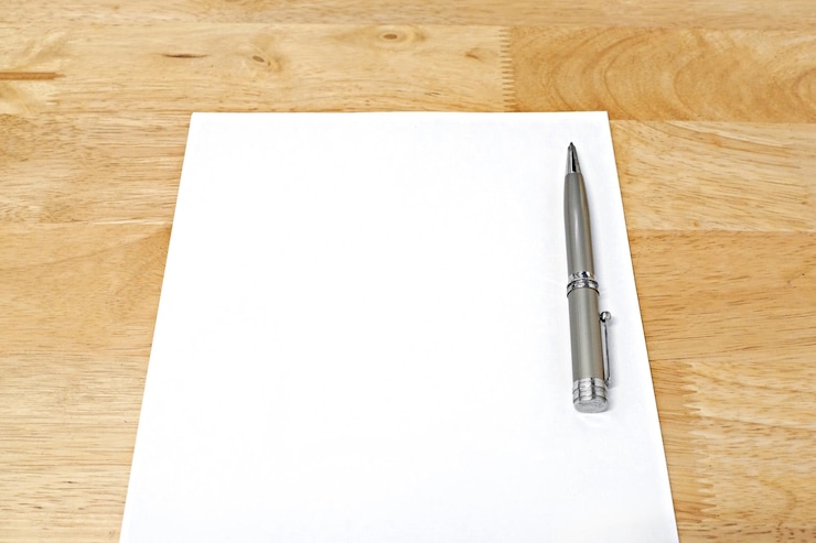 Foto hooghoekbeeld van pen en papier op tafel