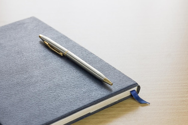 Hooghoekbeeld van pen op tafel