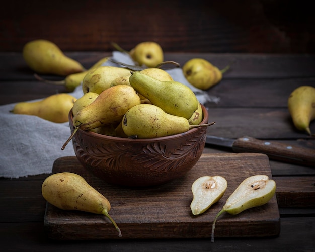 Hooghoekbeeld van peren in een schaal op een houten tafel