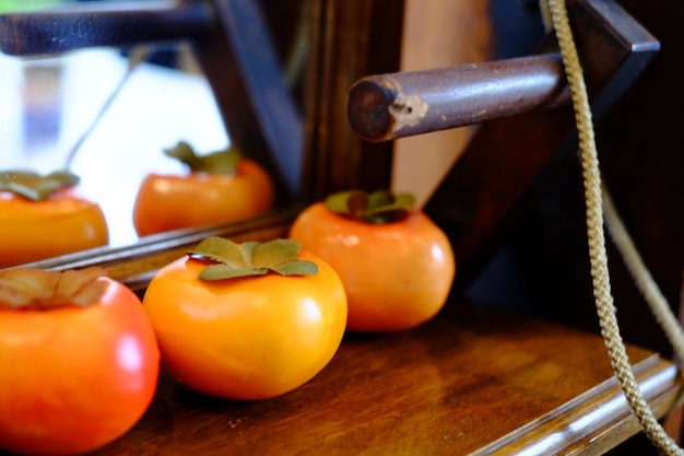 Foto hooghoekbeeld van persimmons op tafel