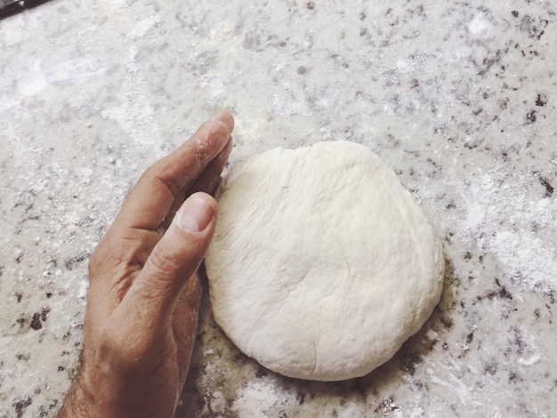 Foto hooghoekbeeld van persoon die eten bereidt op zand