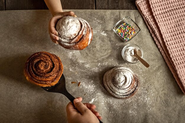 Foto hooghoekbeeld van persoon die koekjes op tafel bereidt