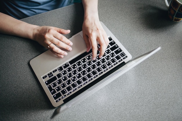 Hooghoekbeeld van persoon die laptop gebruikt