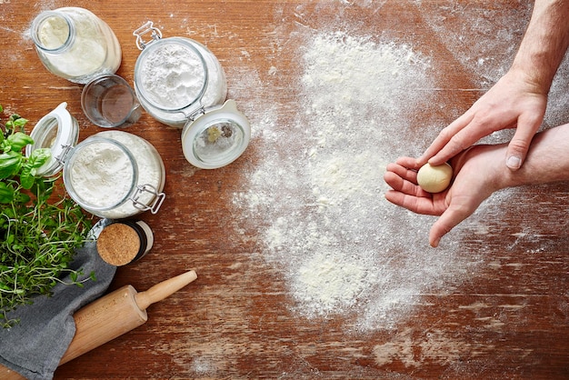 Foto hooghoekbeeld van persoon die voedsel op tafel bereidt