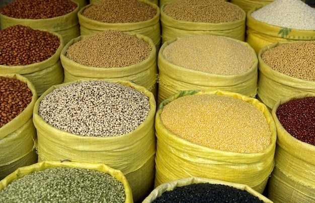 Hooghoekbeeld van peulvruchten in zakken op de markt