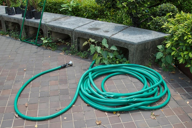 Hooghoekbeeld van pijp op planten