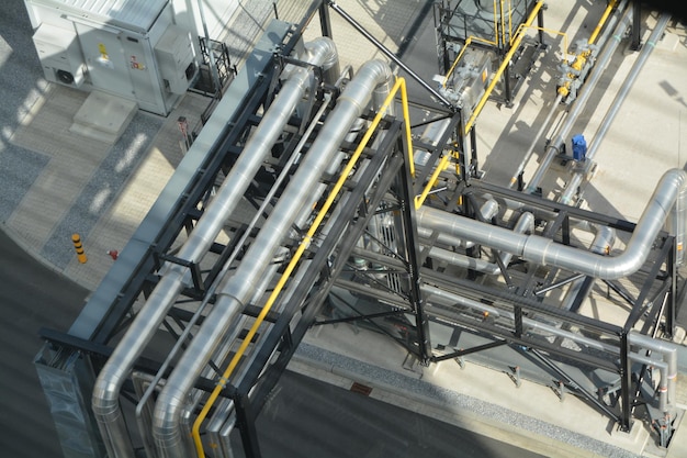 Hooghoekbeeld van pijpleidingen in de industrie