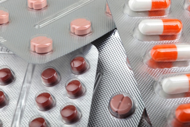Hooghoekbeeld van pillen en capsules