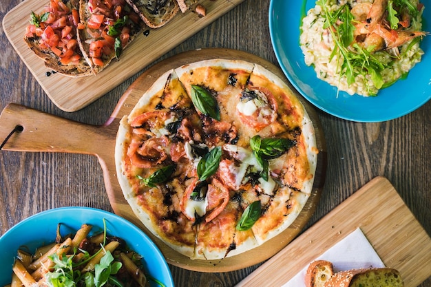 Hooghoekbeeld van pizza op tafel
