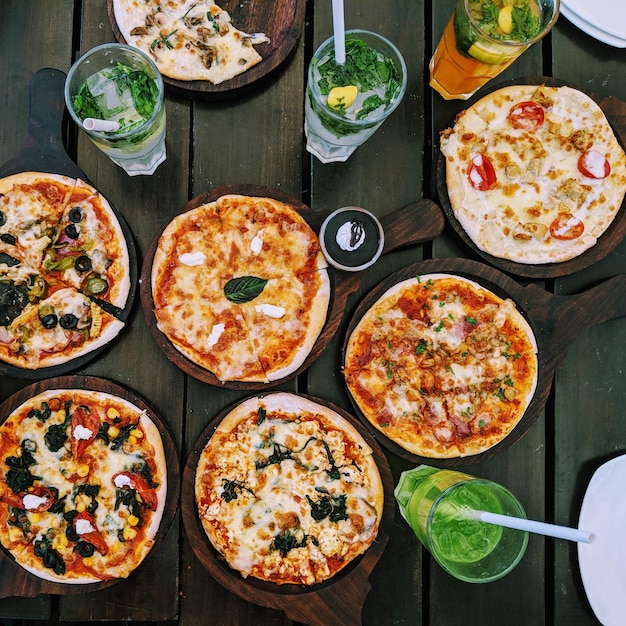 Hooghoekbeeld van pizza op tafel