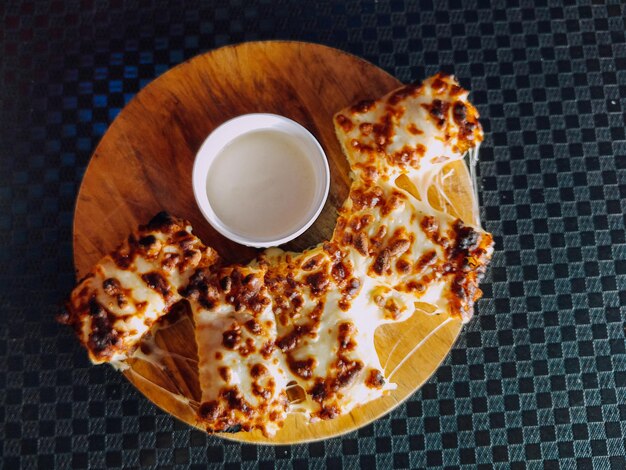 Foto hooghoekbeeld van pizza op tafel