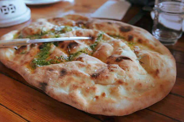 Foto hooghoekbeeld van pizza op tafel