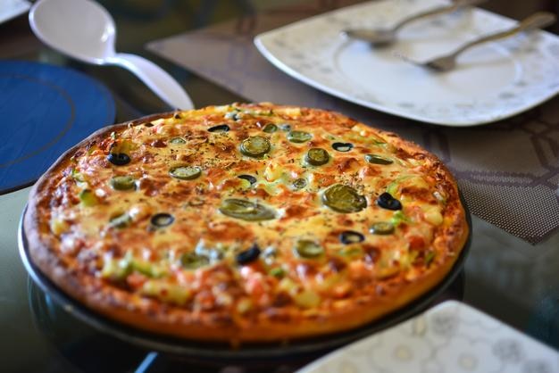 Hooghoekbeeld van pizza op tafel