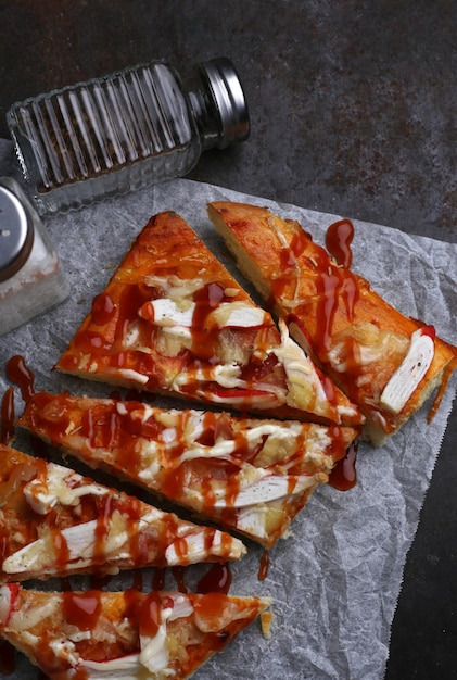 Hooghoekbeeld van pizza op tafel