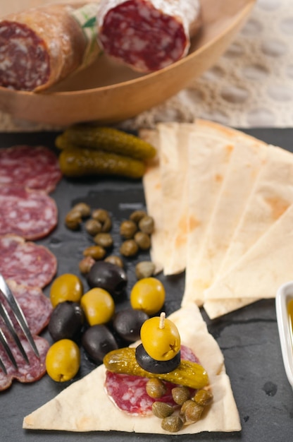 Hooghoekbeeld van platbrood en olijven