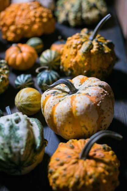 Foto hooghoekbeeld van pompoenen op tafel op de markt