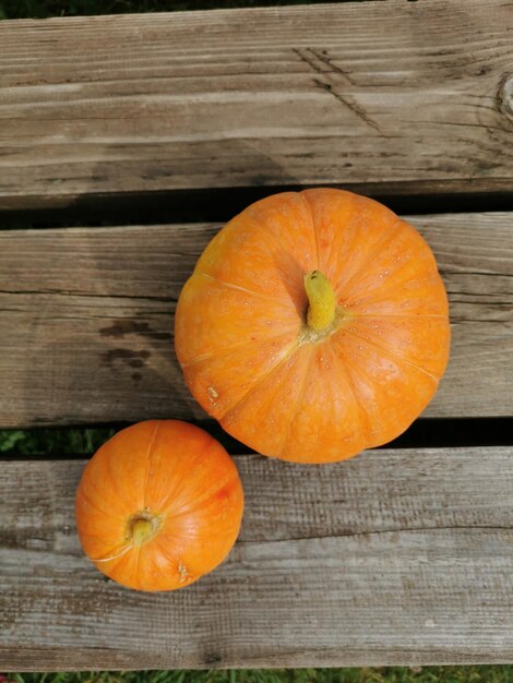 Foto hooghoekbeeld van pompoenen op tafel