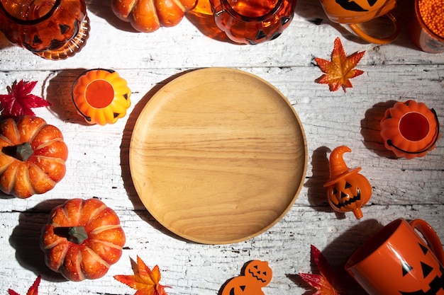 Foto hooghoekbeeld van pompoenen op tafel