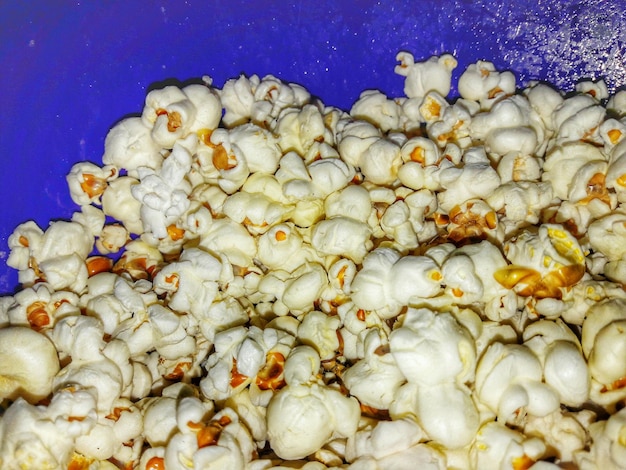 Foto hooghoekbeeld van popcorn in overvloed