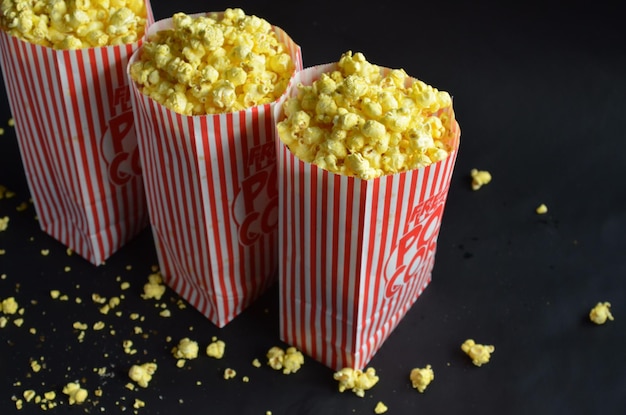 Hooghoekbeeld van popcorn in papieren zakken