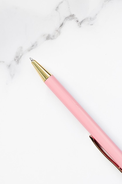 Hooghoekbeeld van potloden op een witte tafel