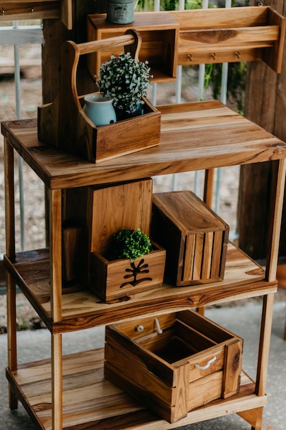 Foto hooghoekbeeld van potplanten op de plank