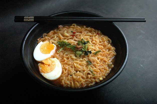 Hooghoekbeeld van ramen die op tafel wordt geserveerd