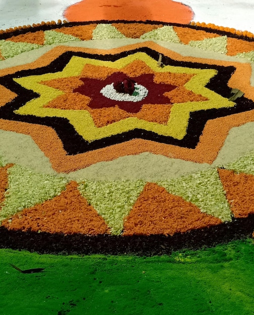 Hooghoekbeeld van rangoli op de vloer