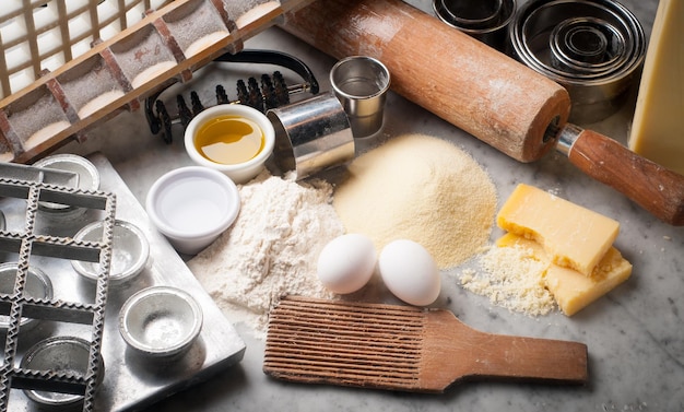 Hooghoekbeeld van rauw voedsel op tafel in de keuken