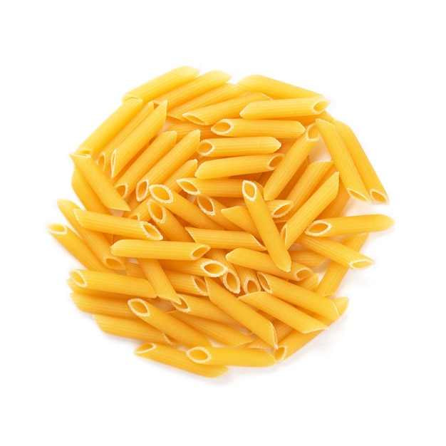 Hooghoekbeeld van rauwe pasta's op een witte achtergrond
