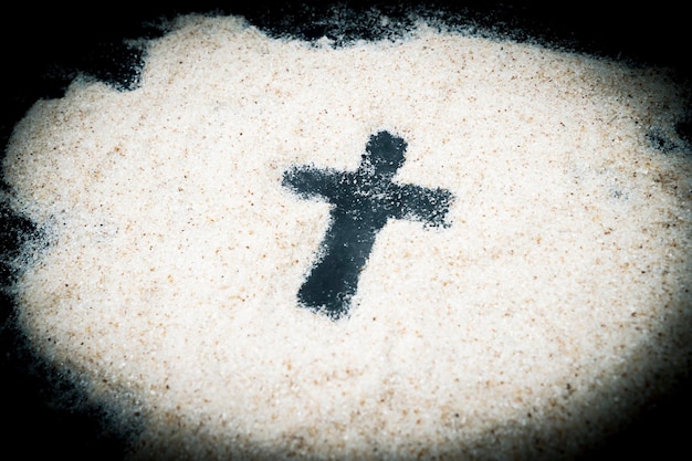 Hooghoekbeeld van religieus kruis