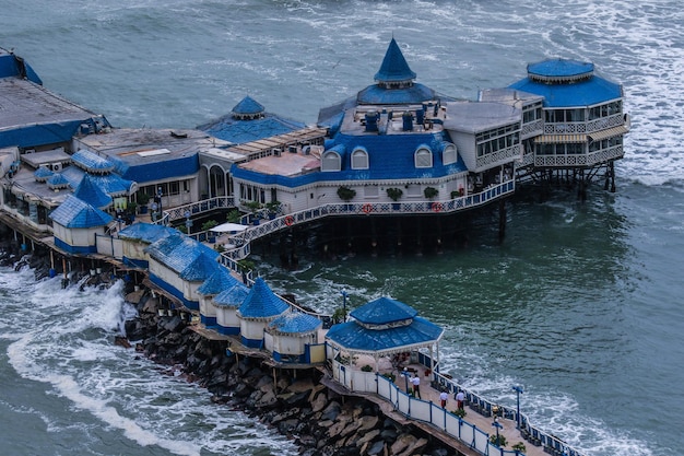 Hooghoekbeeld van restaurant over zee