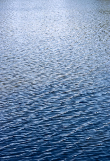 Foto hooghoekbeeld van rimpelend water in de zee